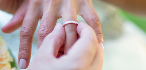 How to Wear an Eternity Ring – A Complete Guide