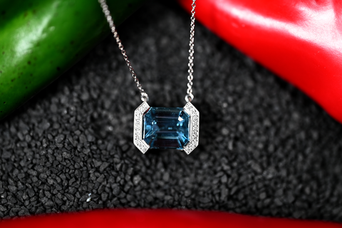 5.58CT NATURAL AQUAMARINE AND DIAMOND PENDANT